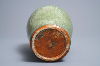 Een Chinese Longquan celadon meiping vaas met onderglazuur decor, Ming