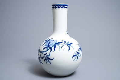 Un vase de forme bouteille en porcelaine de Chine bleu et blanc, marque de Yongzheng, R&eacute;publique, 20&egrave;me