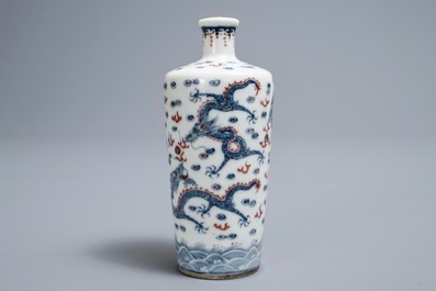 Un vase de forme bouteille en porcelaine de Chine bleu, blanc et rouge, marque de Kangxi, 19/20&egrave;me