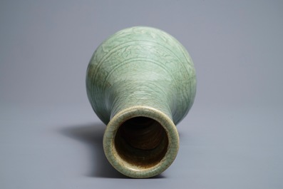 Een Chinese Zhejiang celadon-groene vaas met onderglazuur decor, Ming