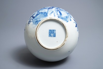 Un vase de forme bouteille en porcelaine de Chine bleu et blanc, marque de Yongzheng, R&eacute;publique, 20&egrave;me