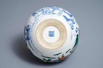 Een Chinese doucai kom met een smid, Qianlong merk, Republiek, 20e eeuw