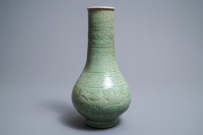 Een Chinese Zhejiang celadon-groene vaas met onderglazuur decor, Ming