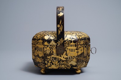 Een Chinese vergulde en gelakte dekseldoos met handvat, Canton, 19e eeuw