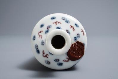 Un vase de forme bouteille en porcelaine de Chine bleu, blanc et rouge, marque de Kangxi, 19/20&egrave;me