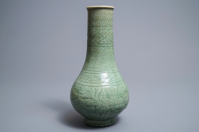 Een Chinese Zhejiang celadon-groene vaas met onderglazuur decor, Ming
