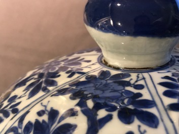 Een grote Chinese blauwwitte dekselvaas met floraal decor in vakverdeling, Kangxi