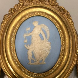 Une paire d'appliques en bronze dor&eacute; incrust&eacute; de plaques en Wedgwood, 19&egrave;me