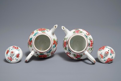 Une paire de th&eacute;i&egrave;res en porcelaine de Chine famille rose, Yongzheng