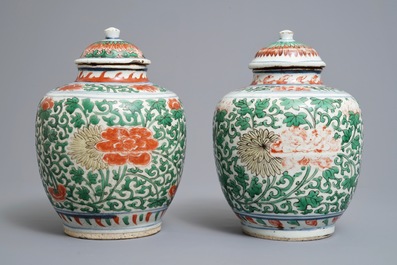 Une paire de vases couverts en porcelaine de Chine wucai &agrave; d&eacute;cor floral, &eacute;poque Transition