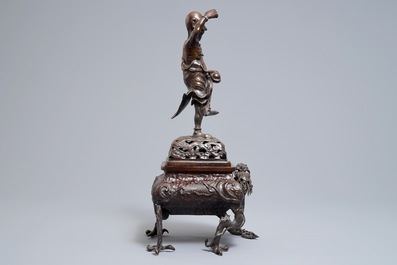 Een grote Japanse bronzen wierookbrander op drakenpoten, Edo of Meiji, 18/19e eeuw