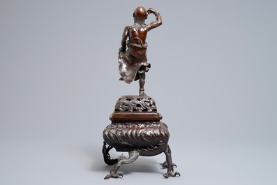 Een grote Japanse bronzen wierookbrander op drakenpoten, Edo of Meiji, 18/19e eeuw