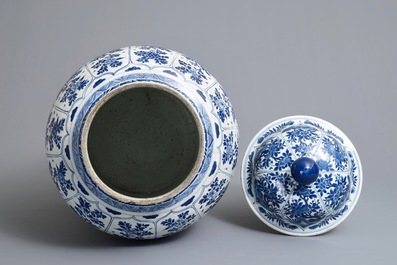 Un grand vase couvert en porcelaine de Chine bleu et blanc, Kangxi