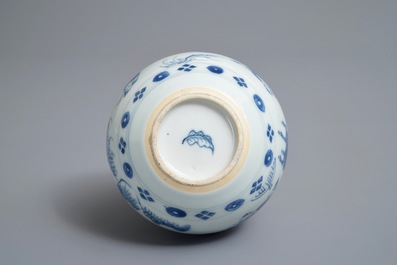 Une base de narguil&eacute; en porcelaine de Chine bleu et blanc, Kangxi