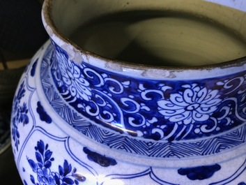 Un grand vase couvert en porcelaine de Chine bleu et blanc, Kangxi