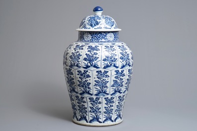 Un grand vase couvert en porcelaine de Chine bleu et blanc, Kangxi