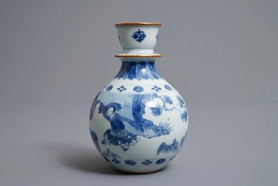 Een Chinese blauwwitte hookah-basis met figuratief decor, Kangxi