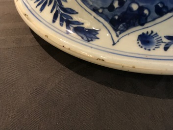 Un grand vase couvert en porcelaine de Chine bleu et blanc, Kangxi