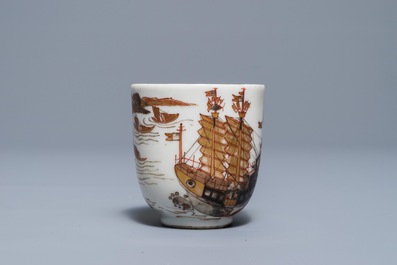 Een Chinese kop en schotel met grisaille en verguld decor van een schip, Yongzheng/Qianlong