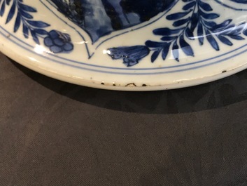 Un grand vase couvert en porcelaine de Chine bleu et blanc, Kangxi