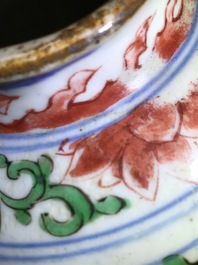 Een paar Chinese wucai dekselvazen met floraal decor, Transitie periode