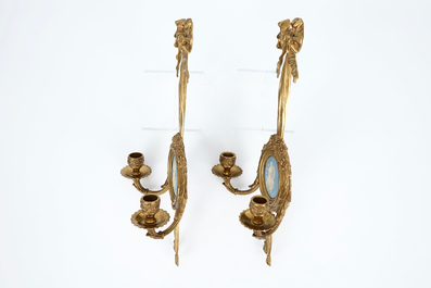 A pair of ormolu bronze wall sconces with Wedgwood Jasperware plaques, 19th C.