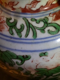 Une paire de vases couverts en porcelaine de Chine wucai &agrave; d&eacute;cor floral, &eacute;poque Transition