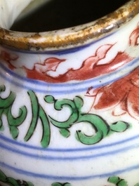 Une paire de vases couverts en porcelaine de Chine wucai &agrave; d&eacute;cor floral, &eacute;poque Transition