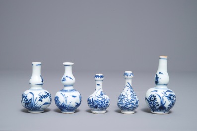 Cinq vases miniatures en porcelaine de Chine bleu et blanc, Kangxi