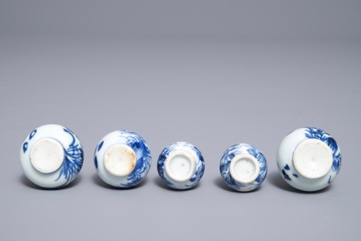 Vijf Chinese blauwwitte miniatuur vaasjes, Kangxi