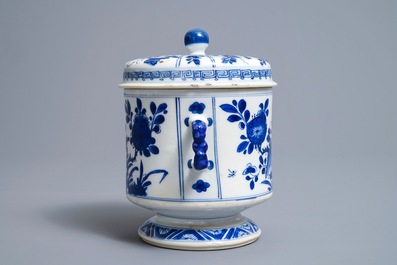 Een Chinese blauwwitte dekselkom met floraal decor, Kangxi