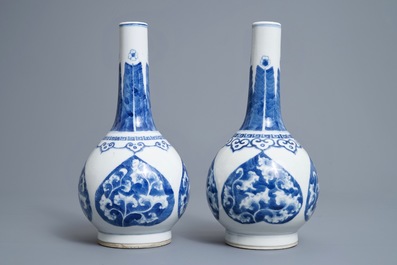 Une paire de vases de forme bouteille en porcelaine de Chine bleu et blanc, marque de Kangxi, 19/20&egrave;me