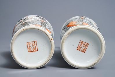 Een paar Chinese ijzerrode, grisaille en vergulde vazen, Hongxian merk, 20e eeuw