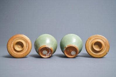 Une paire de vases couverts en porcelaine de Chine c&eacute;ladon de Longquan, Ming