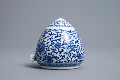 Une mangeoire &agrave; oiseaux en porcelaine de Chine bleu et blanc inscrit Xuande, Kangxi