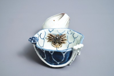 Een Chinese blauwwitte en koperrode 'krab in lotus' waterdruppelaar, Kangxi