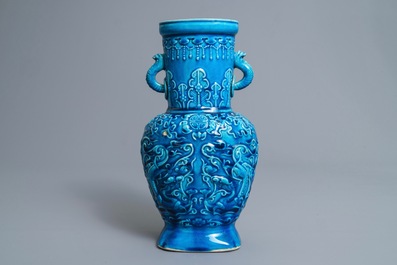 Un vase &agrave; d&eacute;cor en relief en porcelaine de Chine turquoise monochrome, 18/19&egrave;me