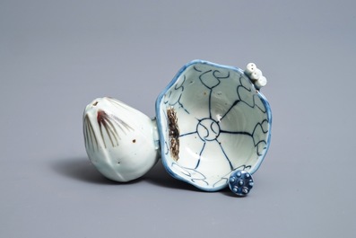 Un compte-gouttes en porcelaine de Chine bleu, blanc et rouge de cuivre, Kangxi