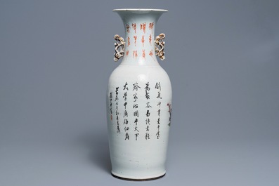 Een Chinese qianjiang cai vaas met figuren rond een tafel, 19e eeuw