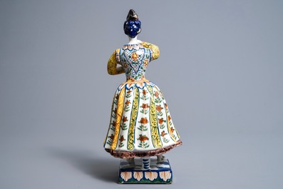 Un grand mod&egrave;le d'une femme avec un chien en fa&iuml;ence polychrome de Delft, 18&egrave;me