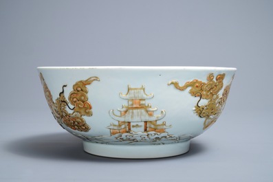 Un bol en porcelaine de Chine &agrave; d&eacute;cor en relief de carpes et dragons, Kangxi/Yongzheng