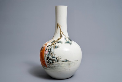 Un vase de forme bouteille en porcelaine de Chine, marque de Qianlong, R&eacute;publique, 20&egrave;me