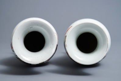 Une paire de vases en porcelaine de Chine grisaille, rouge de fer et dor&eacute;, marque de Hongxian, 20&egrave;me