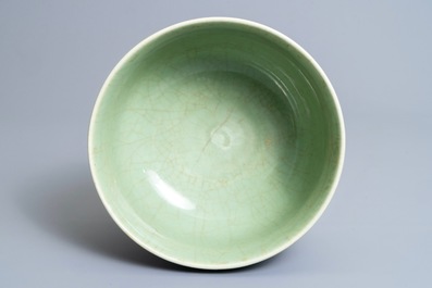 Een Chinese celadon kom op houten voet, Kangxi/Yongzheng