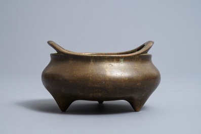 Un br&ucirc;le-parfum tripod en bronze, marque de Xuande, 18/19&egrave;me