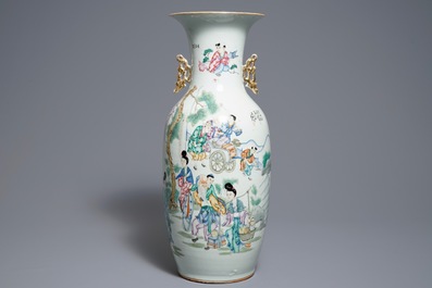 Deux vases en porcelaine de Chine famille rose aux d&eacute;cors doubles, 19/20&egrave;me
