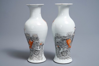Een paar Chinese ijzerrode, grisaille en vergulde vazen, Hongxian merk, 20e eeuw