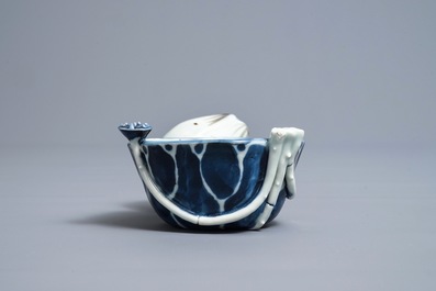 Un compte-gouttes en porcelaine de Chine bleu, blanc et rouge de cuivre, Kangxi