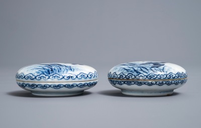 Une paire de bo&icirc;tes &agrave; cire en porcelaine de Chine bleu et blanc, R&eacute;publique, 20&egrave;me