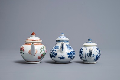 Drie Chinese blauwwitte en famille rose theepotten met deksels, Kangxi en Qianlong